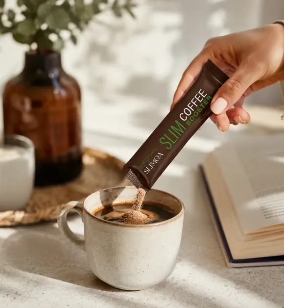 Hand gibt das Pulver eines SlimQA Sticks in eine Tasse Kaffee